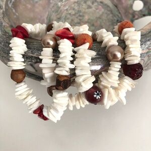 NWOT Shell, wood and glass stacking stretch bracelet set of 3 white red brown